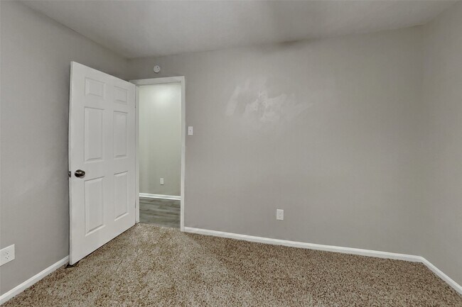 Building Photo - 3323 Colonel Ct Dr