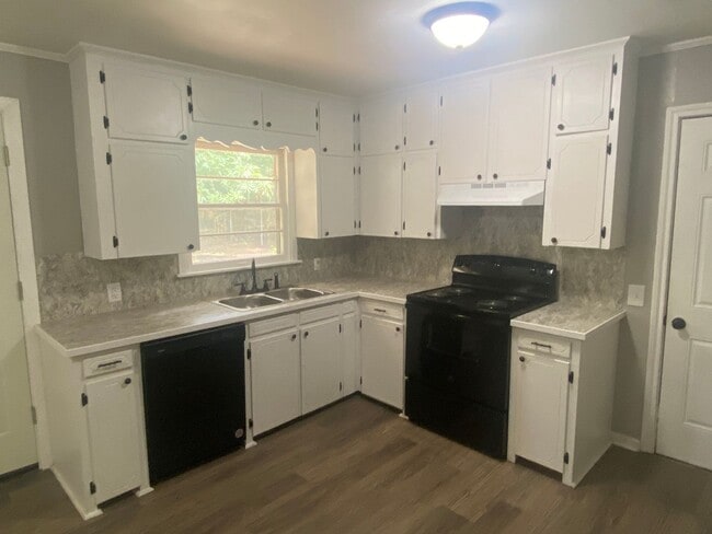 Building Photo - Newly Remodeled!