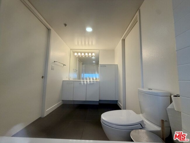 Building Photo - 901 Flower St