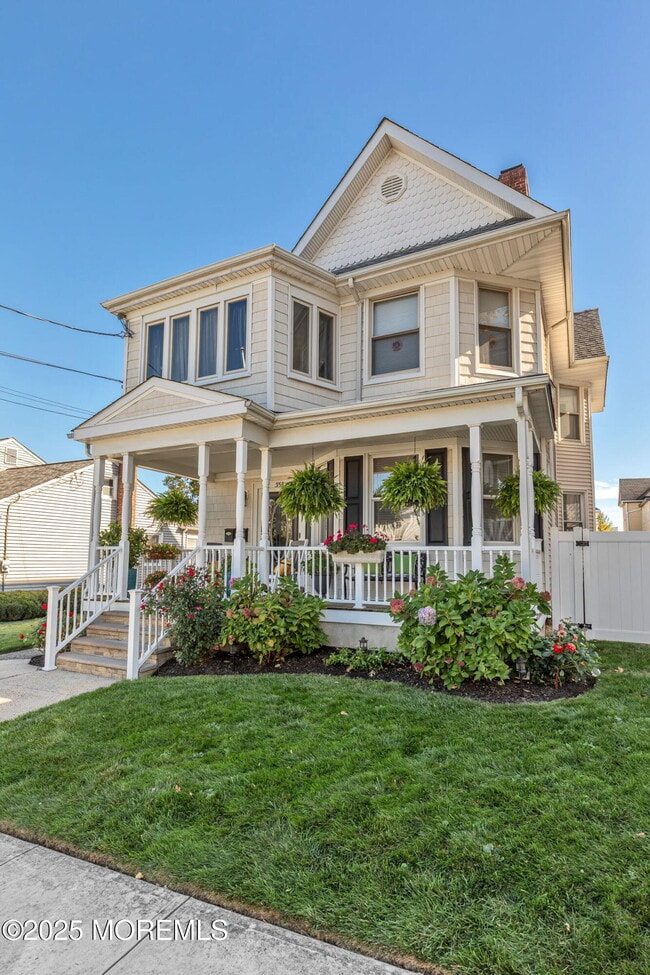 Building Photo - 353 Main St