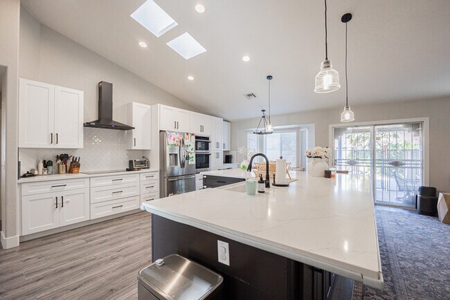 Building Photo - 904 S Dolphin Dr