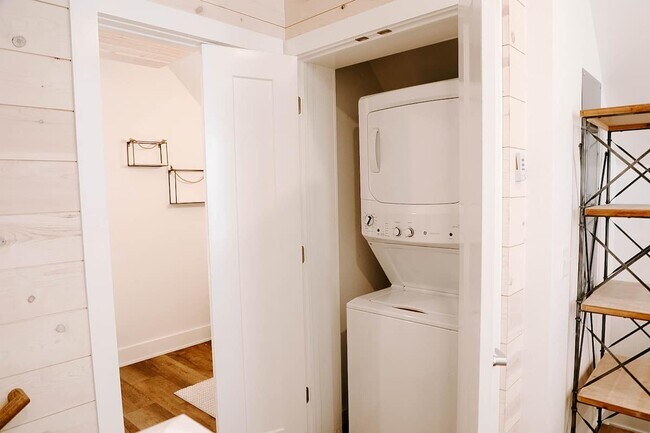 Building Photo - 2111 Loretta Parker Lane