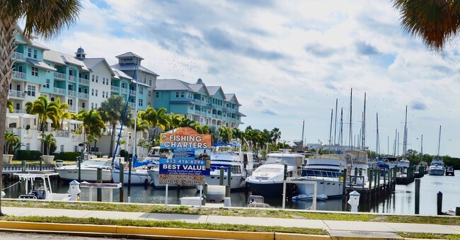 Building Photo - 2 bed 2 bath Turnkey Yearly Rental – Water...
