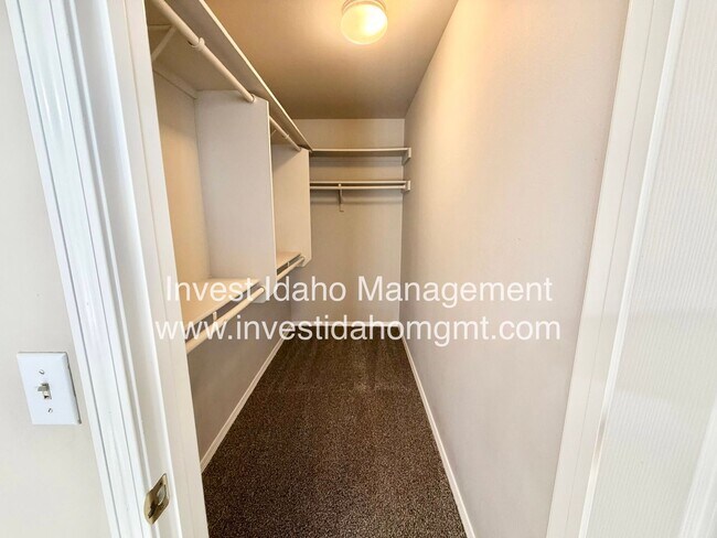 Building Photo - Avenger Lane