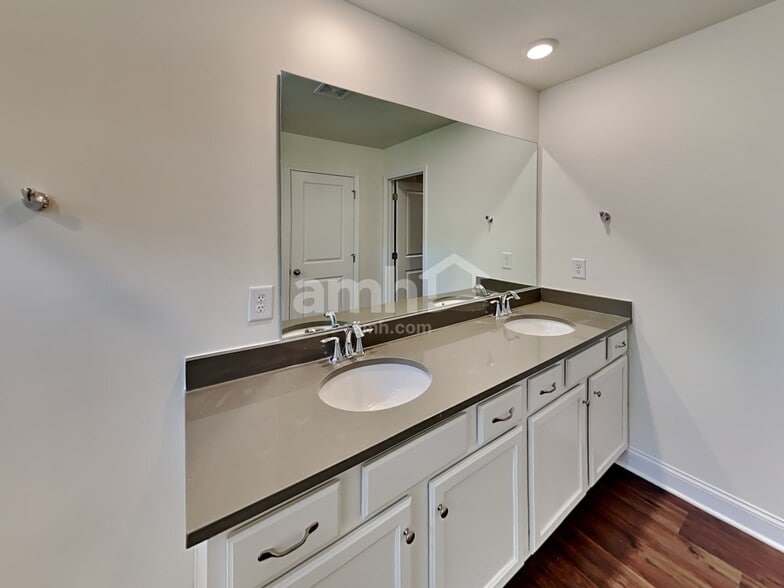 Building Photo - 889 Carnaby Ln