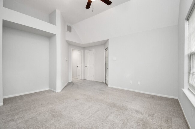 Building Photo - 60 Lakeridge Ct