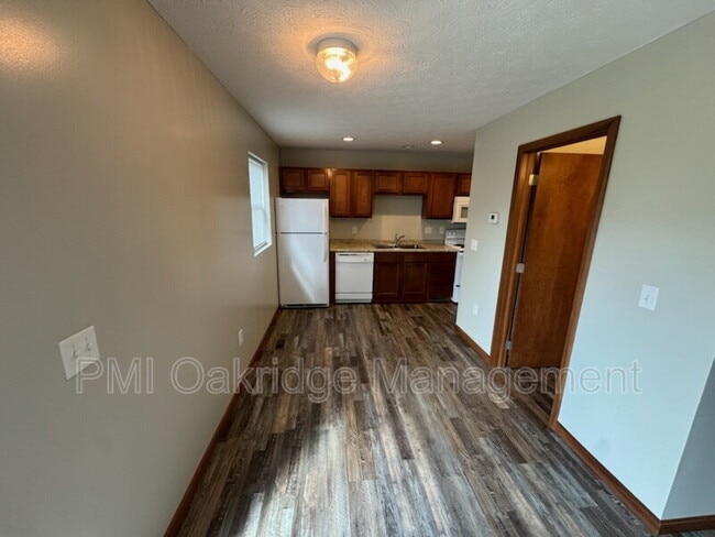 Building Photo - 729 Meadow Glen Ave