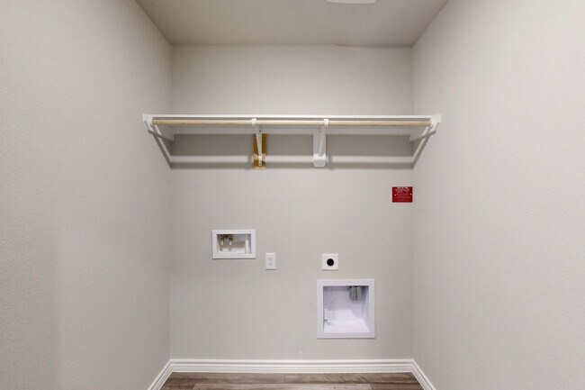 Building Photo - 3 Bedrom 2 bath with a 2 car garage in Sou...