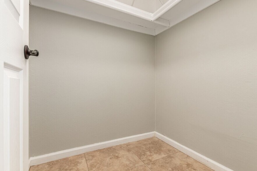 Building Photo - 850 S River Dr