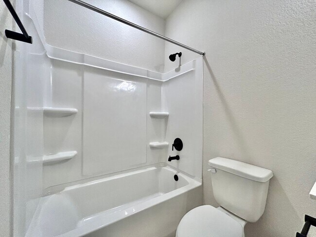 Building Photo - Spacious Modern 4/BR 3/BA Home with Stunning Features!