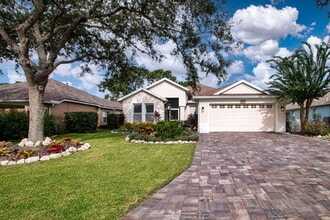 Building Photo - Luxurious 4-Bed Oasis with Outdoor Kitchen...