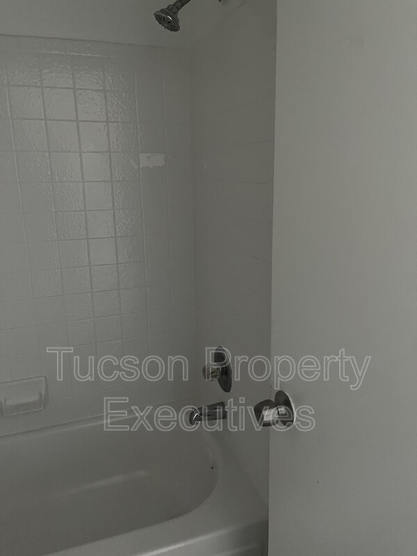 Building Photo - 3810 E Monte Vista Dr