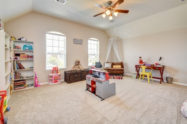Building Photo - 25710 Oakwood Knoll Dr