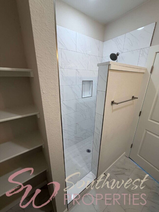 Building Photo - FOUR bedroom townhouse. Off campus living with easy, close to campus style!