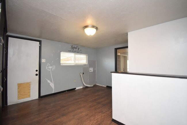 Building Photo - Bright Midvale 3 Bed – Near Fashion Place & Fort Union!!!