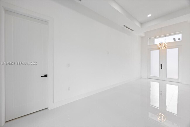 Building Photo - 3111 W 17th St