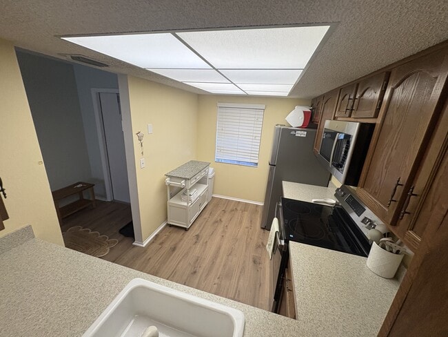 Building Photo - 305 Mission Trail W