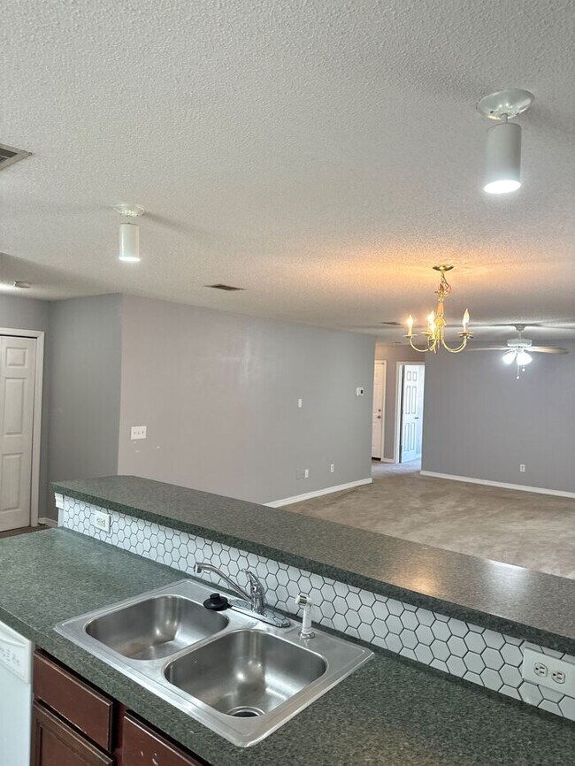 Building Photo - 3/2 Cottage in Maple Oaks Subdivision with garage