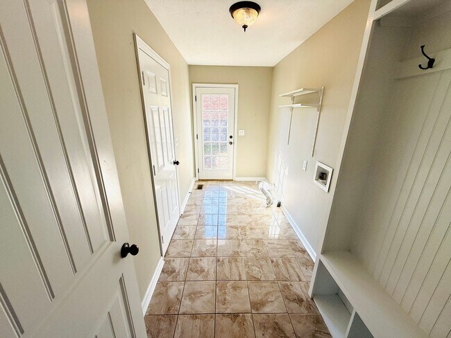 Building Photo - Middle Creek