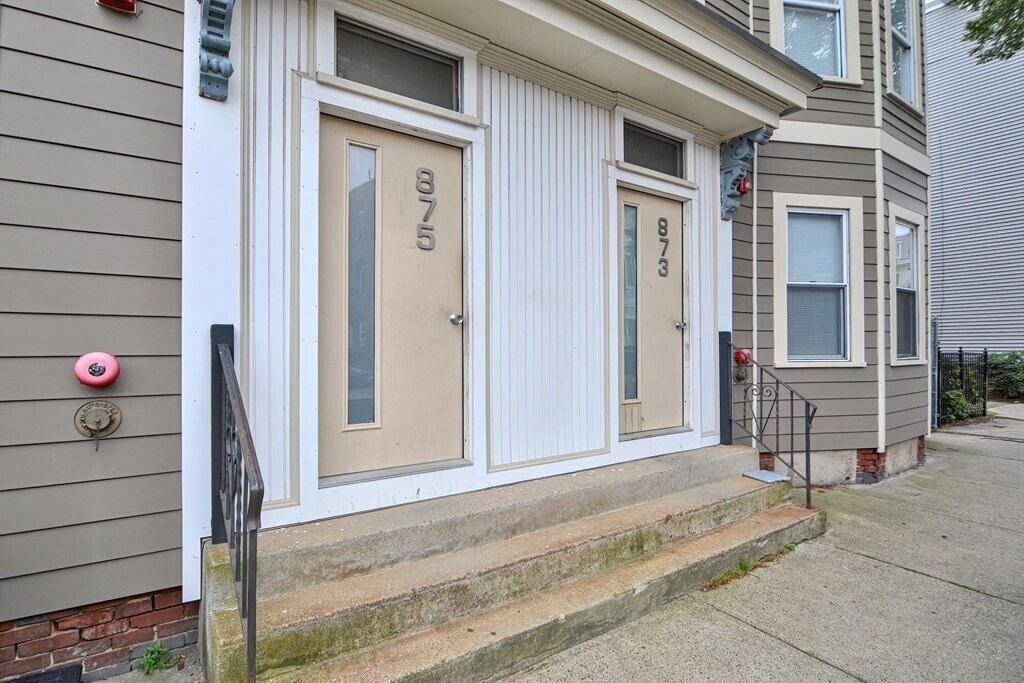 Building Photo - 870 E 2nd St