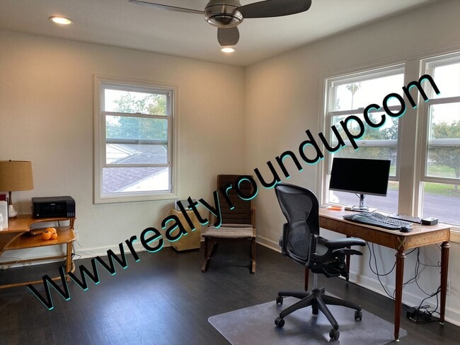 Building Photo - Three bed, Two Bath Home By UOP