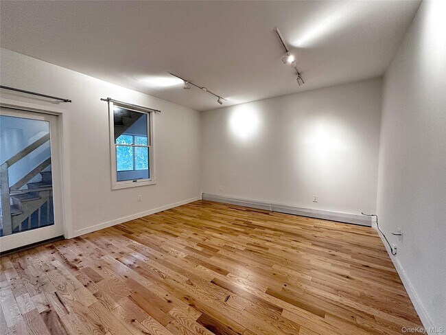 Building Photo - 437 Warburton Ave