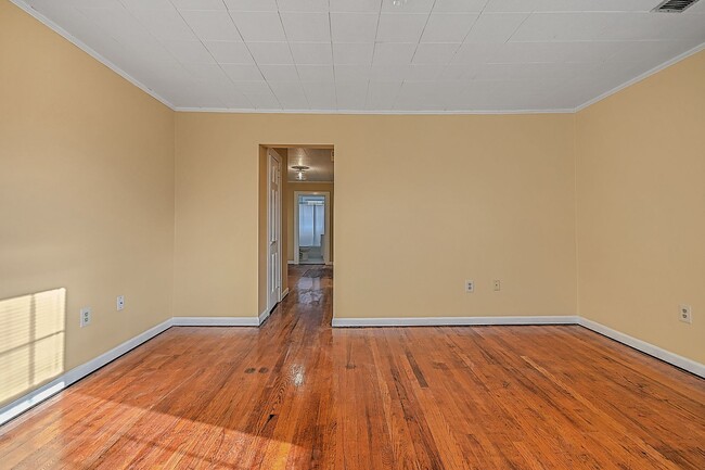 Building Photo - 3 Bdrms +Office / 2 baths Upstairs Apt - K...