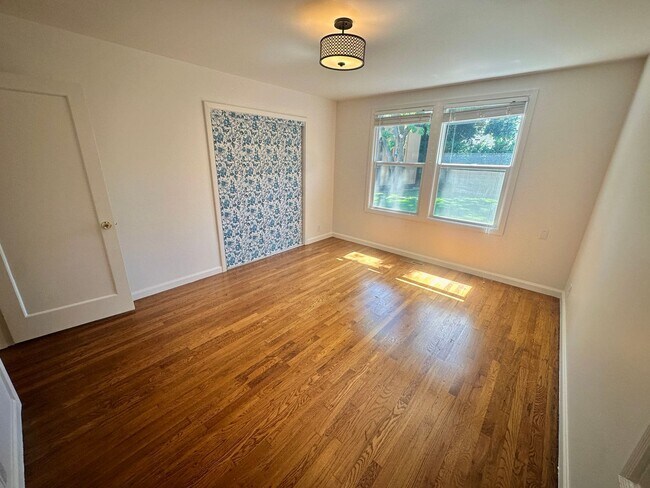 Building Photo - Charming 2 Bed 1.5 Bath in Redwood City!