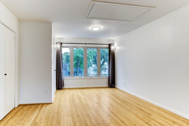 Building Photo - 613 E 21st St