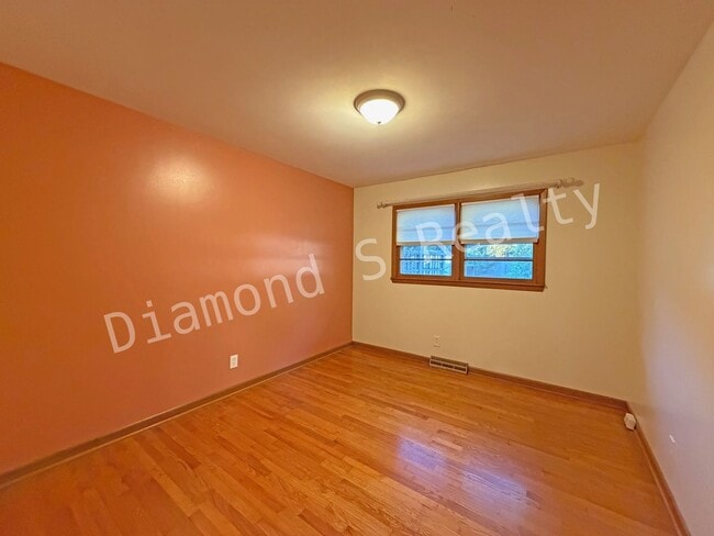 Building Photo - Southeast Springfield 3 Bedroom Home Avail...