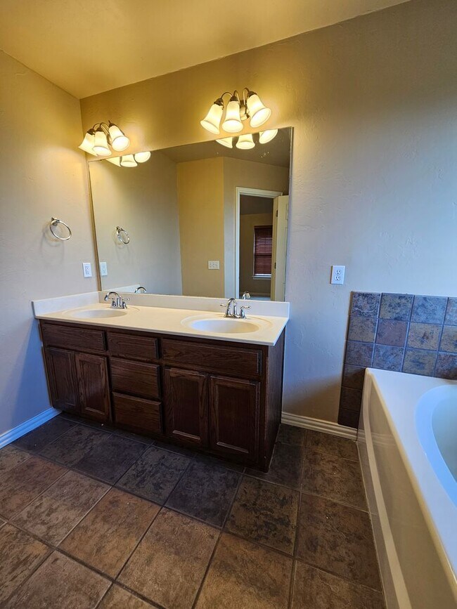 Building Photo - (3) Bed/(2) Bath in Tecumseh Ridge Avail Now!