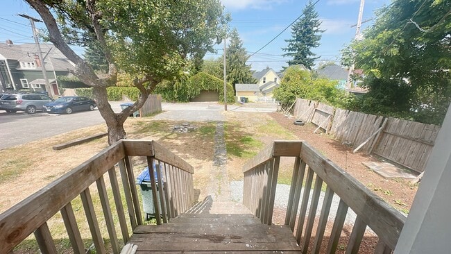 Building Photo - PRELEASING FOR LATE AUGUST: Classic 5bdrm/2 bath High St house with parking!