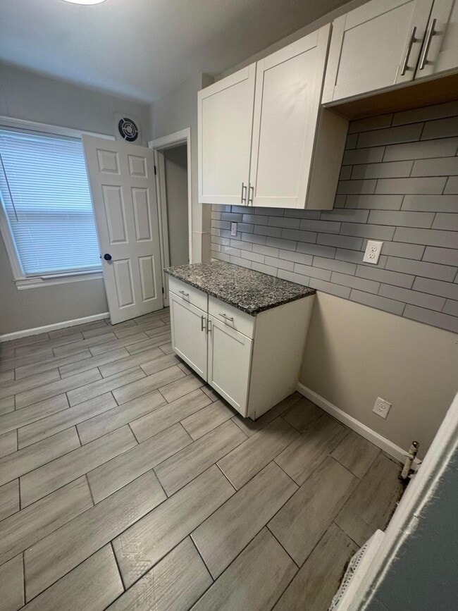 Building Photo - 14591 Mettetal St