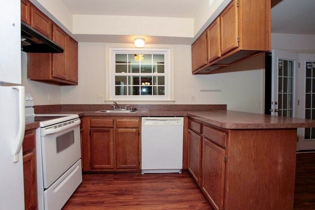 Building Photo - Fantastic 3br End-Unit Town Home in highly sought Silver Spring Neighborhood - Ready mid-June