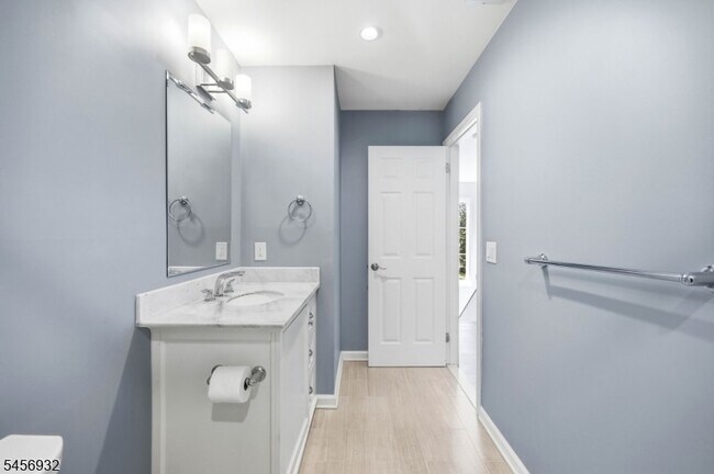 Building Photo - 81 Village Cir