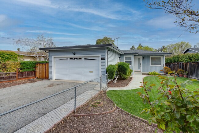 Building Photo - 405 S Fernwood Cir