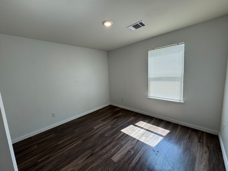 Building Photo - 306 S 23rd St