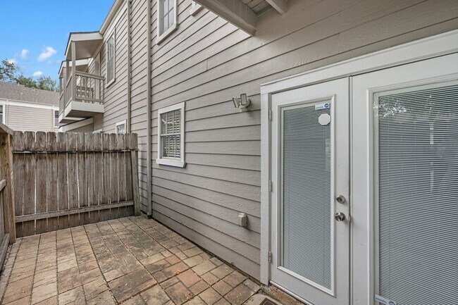Building Photo - 11710 Southlake Dr