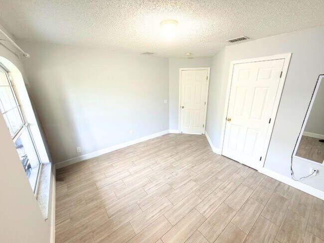 Building Photo - 517 NW Sherbrooke Ave