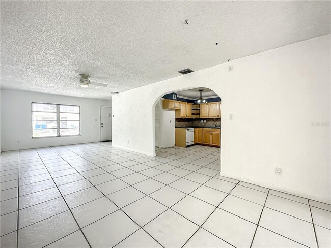 Building Photo - 3 Bedroom, 2.5 Bath home with upgraded kit...