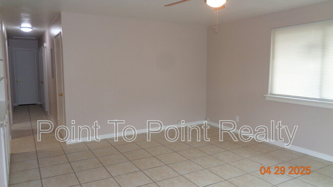 Building Photo - 1204 Crown Dr