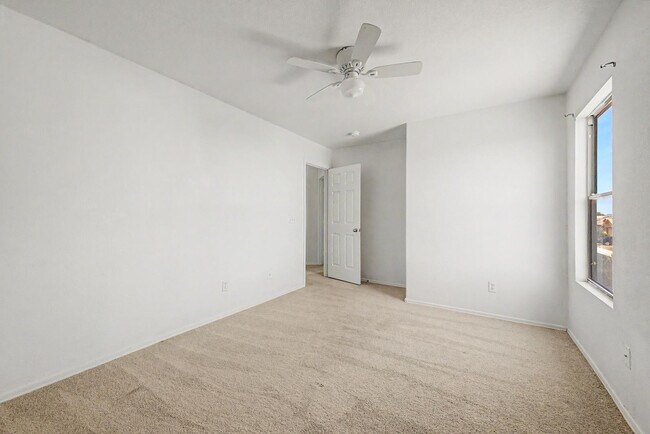 Building Photo - 559 W Viola St