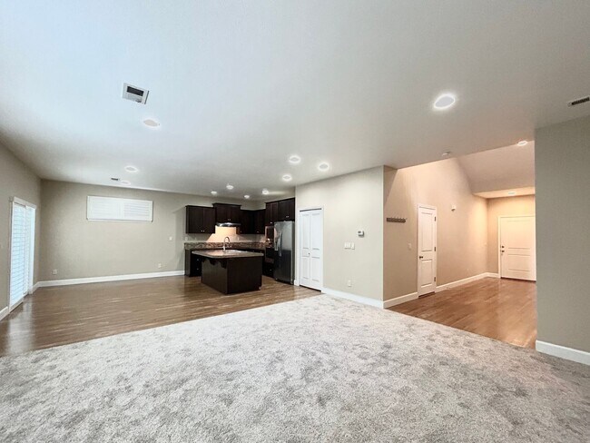 Building Photo - Gorgeous 4 Bed, 2.5 Bath Tuscany Home!