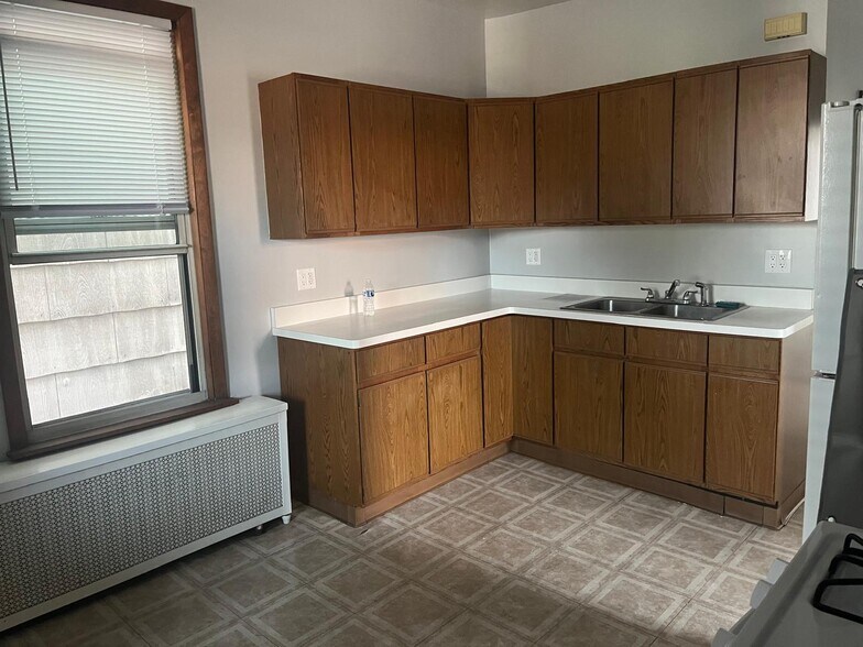 Building Photo - 5131 W Dakin St
