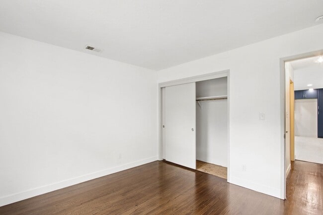 Building Photo - 4 Bedroom 2 Bathroom - Freshly Remodeled Available for Immediate Move-In