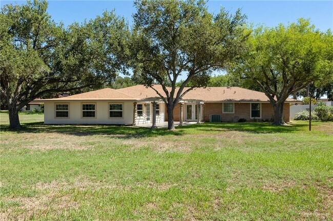 Building Photo - 2805 Lake Shore Dr