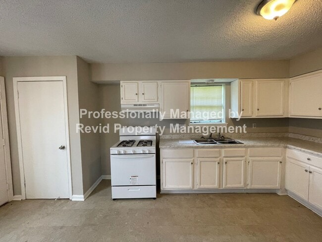 Building Photo - Charming 3 Bedroom Home!