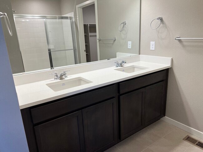 Building Photo - 4503 Kingswood Dr