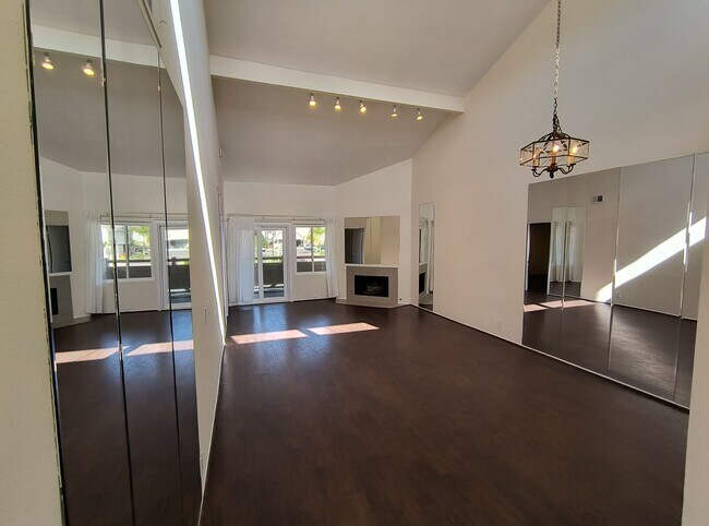 Building Photo - 2 Bed, 2 Bath Upper Unit in La Jola