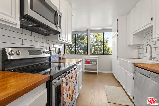 Building Photo - 4275 Vía Arbolada